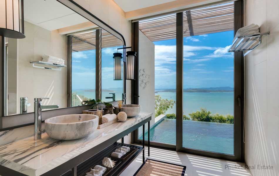 Phuket-Grand-Bay-Pool-Suite_7-Bathroom-with-pool-access